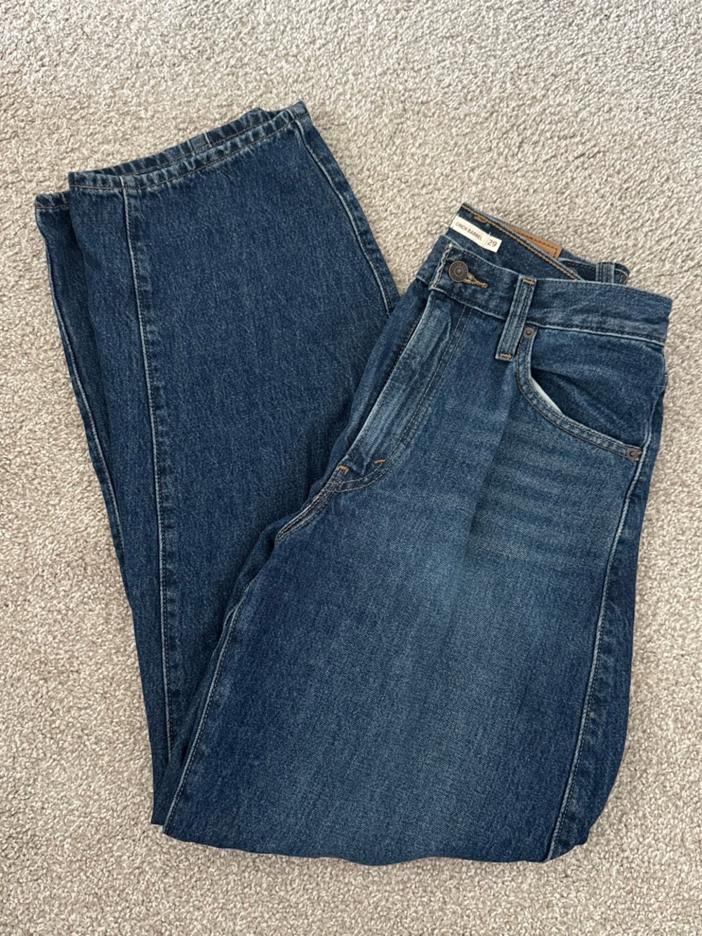 Like new! Levis Cinch Barrel dark wash jeans